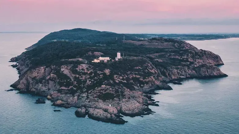 Kullaberg, fotat från havet i solnedgång.
