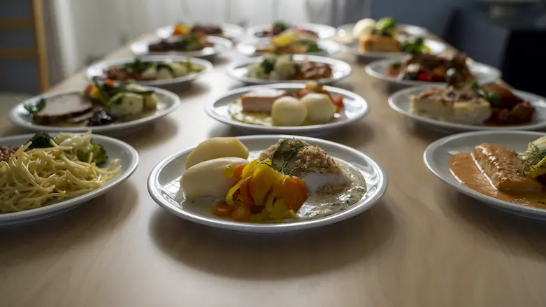 Tallrikar med mat uppdukade på ett bord.