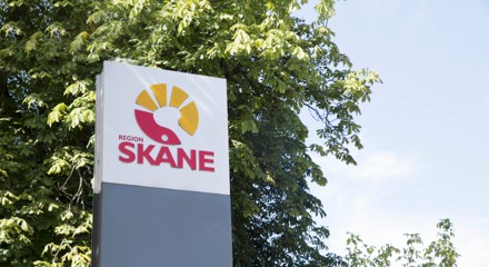 Region Skåne skylt utomhus. 