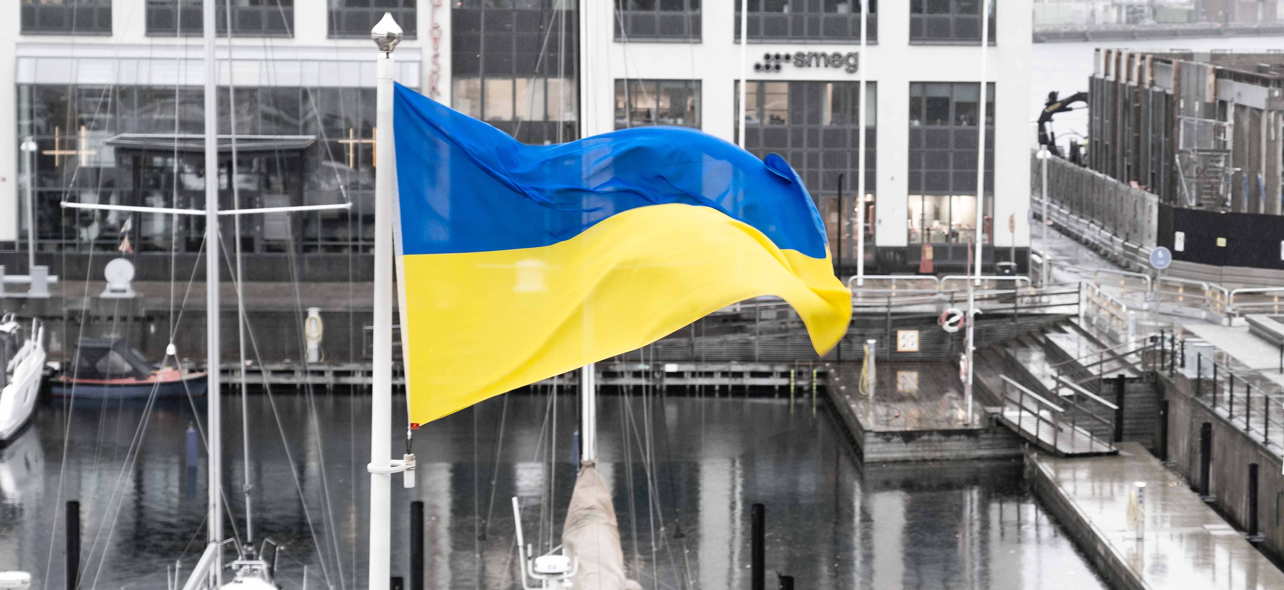 Ukrainska flaggan som vajar på en flaggstång