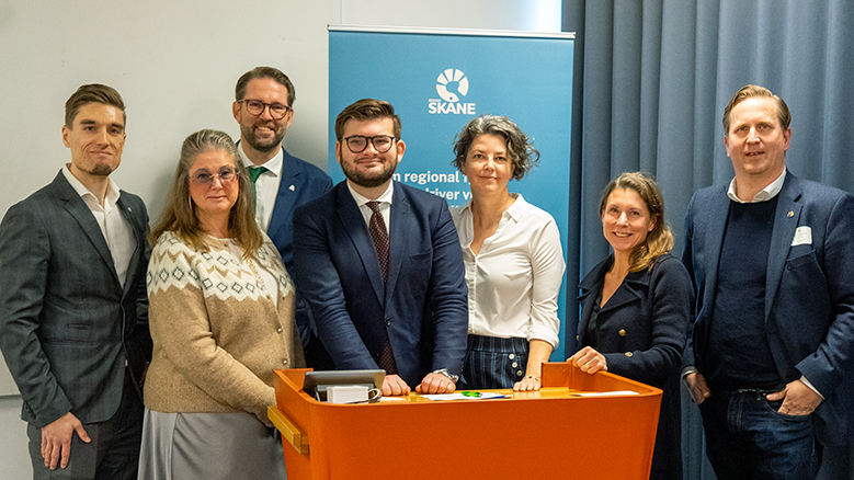 Politiker och tjänstemän samlas för att berätta om sitt arbete för vindkraft. 