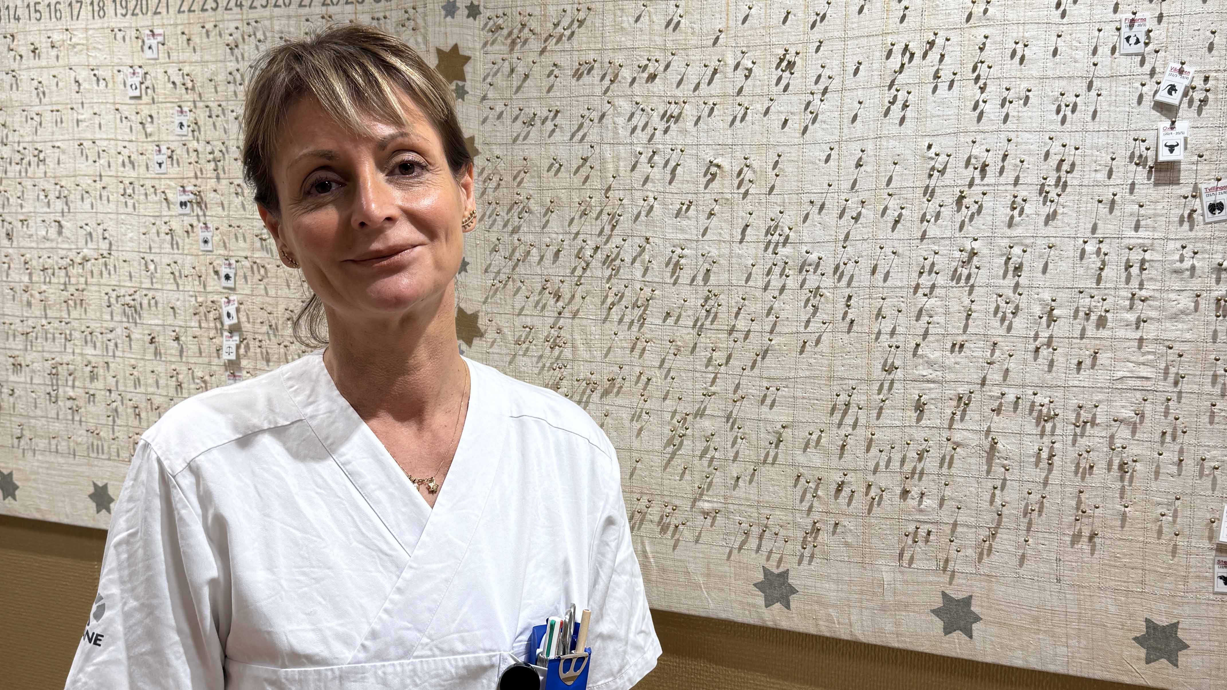 barmorska med tavla över nålarna som reprensterar född i Ystad