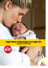 Framsida av budget 2021: kvinna pussar på bebis