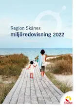 Omslag av miljöredovisningen för 2022. Två barn går mot en strand med ryggarna vända mot kameran.