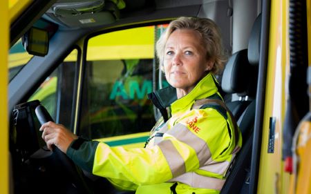 Linda Rollgard, ambulansförare, i en ambulans.