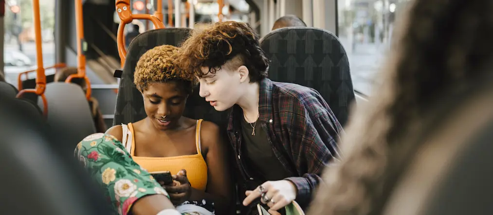 Två tonåringar på en buss.
